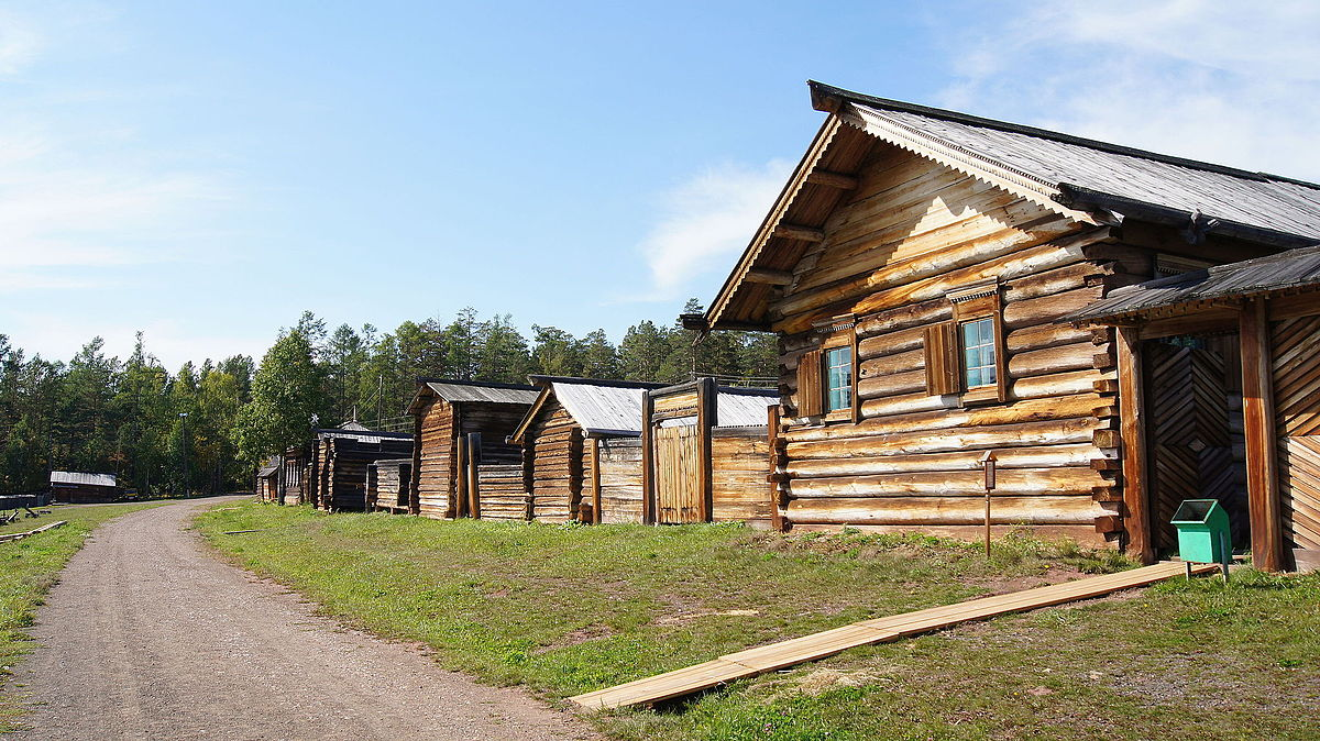 Ангарская деревня. Фото с сайта https://ru.wikipedia.org/wiki/Файл:Ангарская_Деревня.JPG. Взято с Яндекс.Картинки