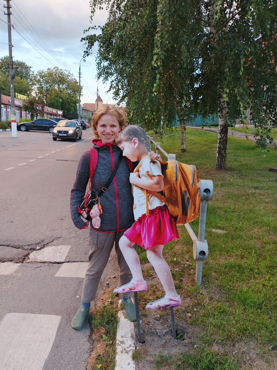 муляж первокласницы возле пешеходного перехода