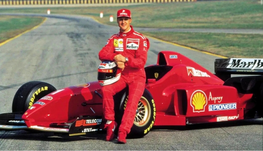 Михаэль Шумахер рядом со своей "Феррари", на которой установлены шины "Goodyear" (1996 год)