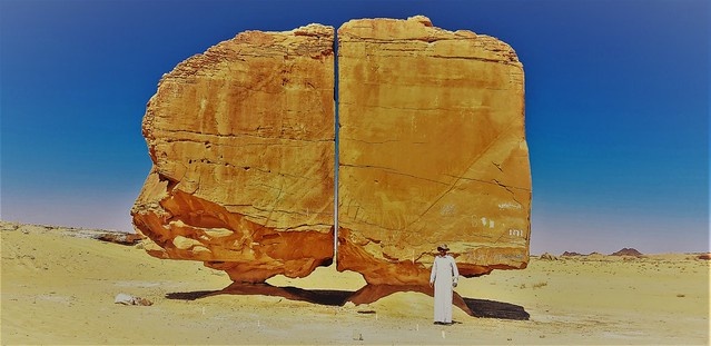 Таинственная скала Аль-Наслаа в Саудовской Аравии в лучах заката, создающая мистическую атмосферу