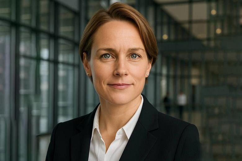 На фото Блейз Метревели, род. 30 июля 1977 года,  которая в этом году возглавила МИ-6