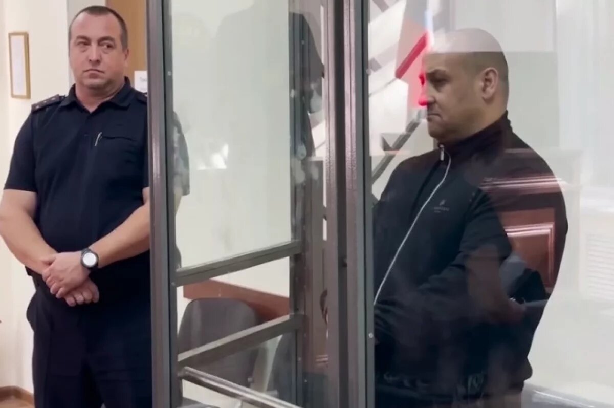    Хотел напугать.