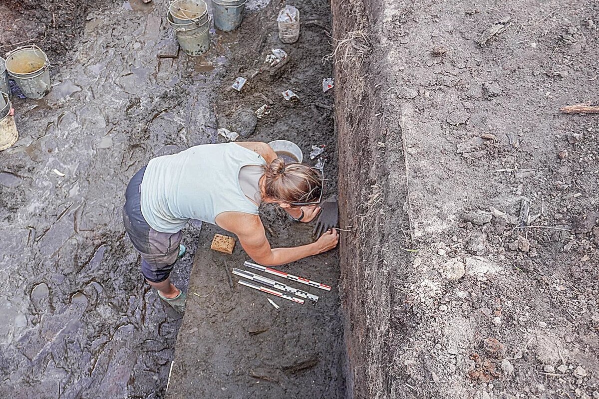    Порой под слоями земли учёных ждут неожиданные открытия.