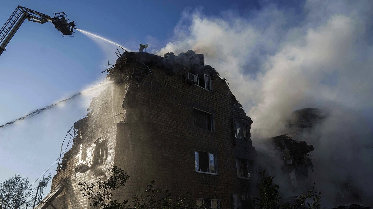   Evgeniy Maloletka / AP