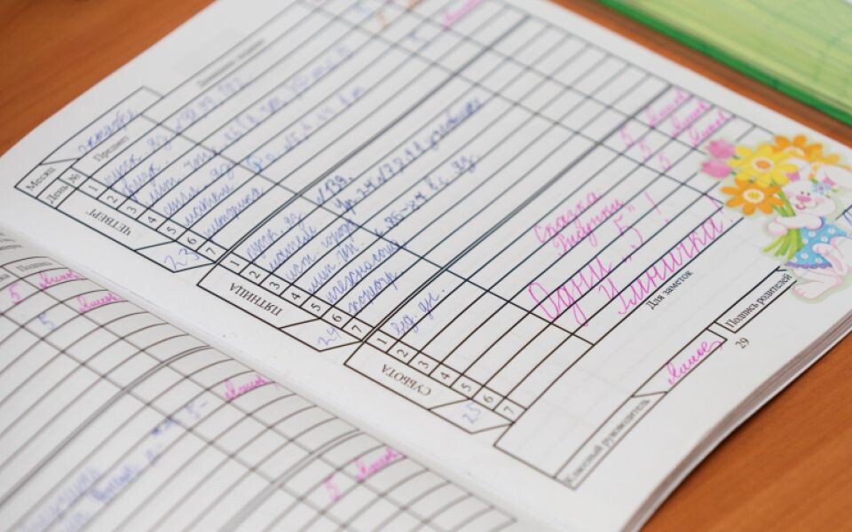    «Хоть кто-то начнет понимать»: директор школы в Барнауле поддержала призыв Путина вернуть оценки за поведение