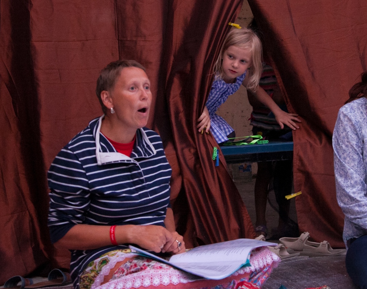 Пока одни в семейном лагере поют, другие могут играть, наряжаться, бегать и смеяться!