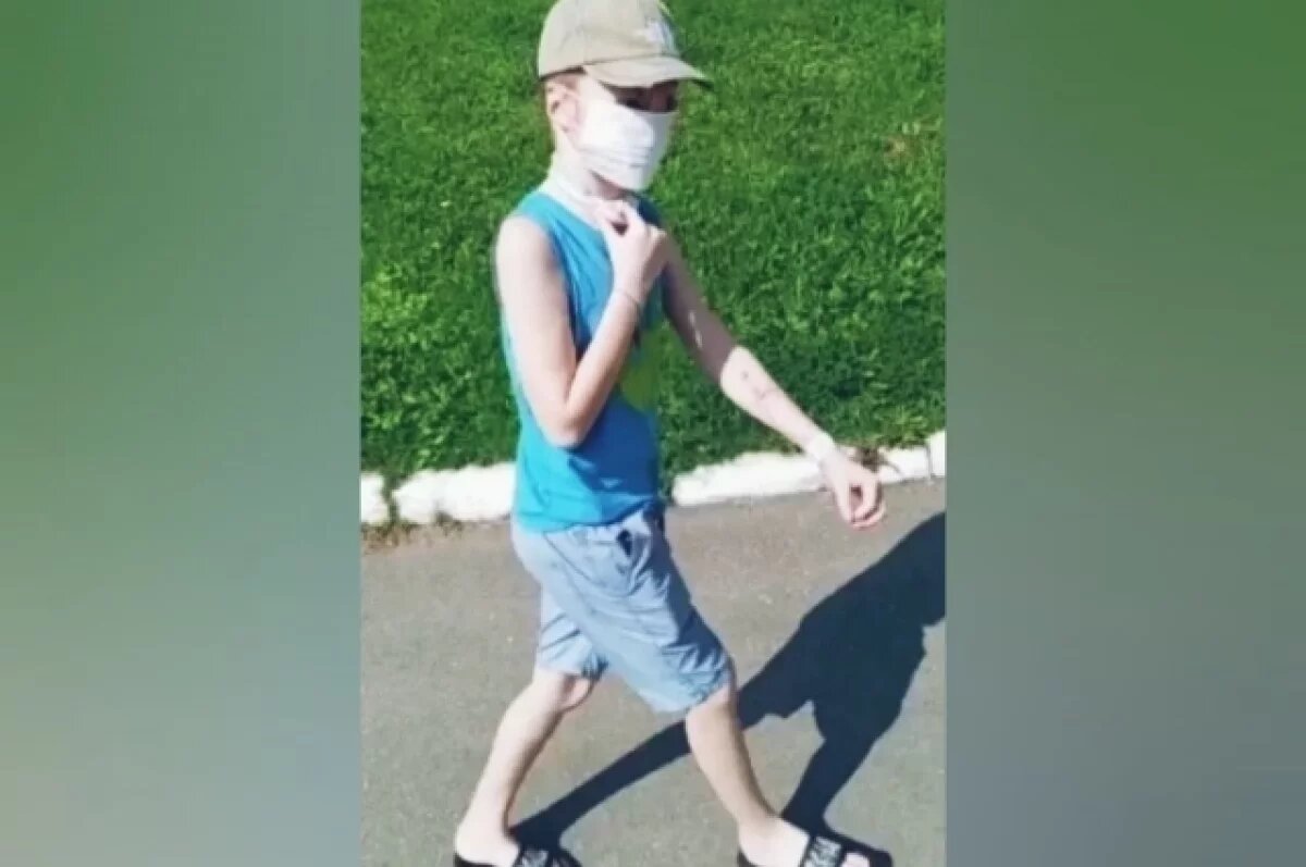    Валя Королев во время прогулки.