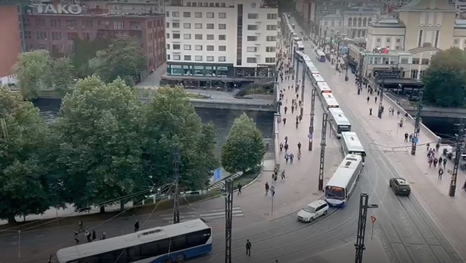    Гигантская пробка из автобусов в центре Тампере, Финляндия. 27 августа 2025 года. Автор фото: aamulehti.fi
