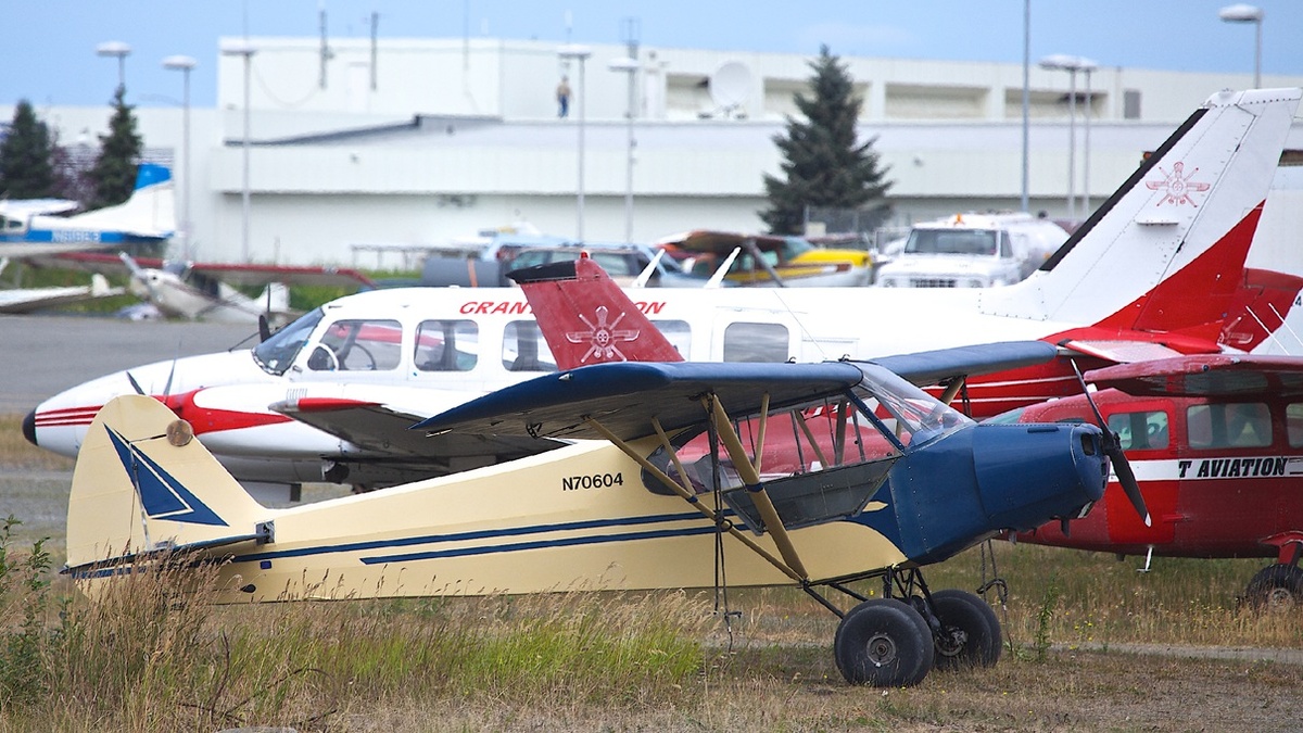 На фотографии: личный самолет Piper J3C-65, 1946 года выпуска и многоместный самолет, осуществляющий экскурсионные туры Cessna 207A, 1981 года выпуска. Аляска.