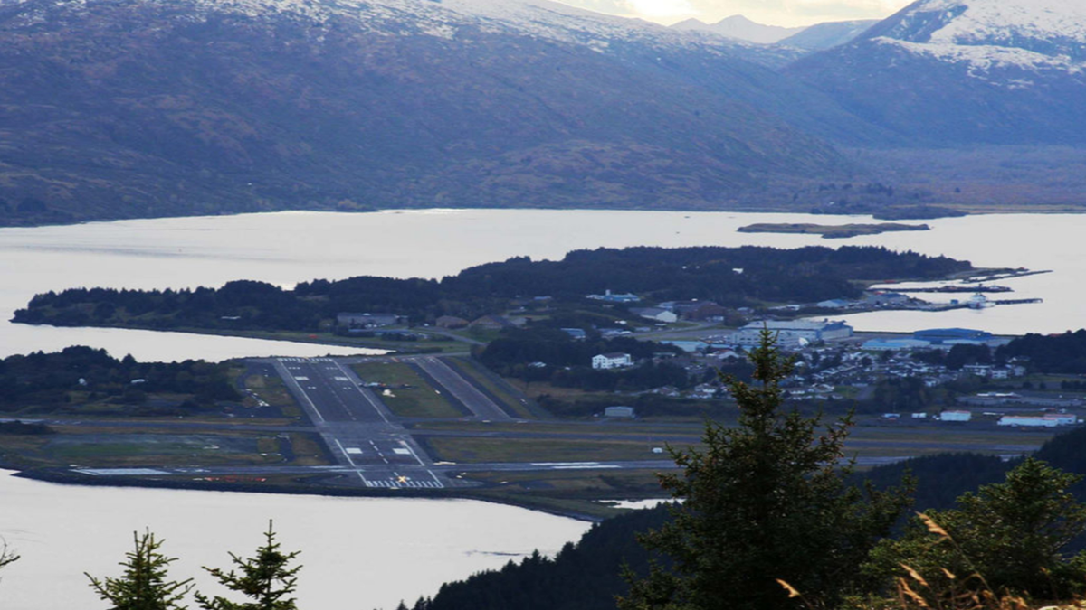 На фотографии: Kodiak Benny Benson State Airport – общественный и военный аэропорт на изумрудном острове Аляски - Kodiak. Три взлетно-посадочных полосы с асфальтовым покрытием размером 2300х45 м, 1650х45 м и 1527х45 м.
