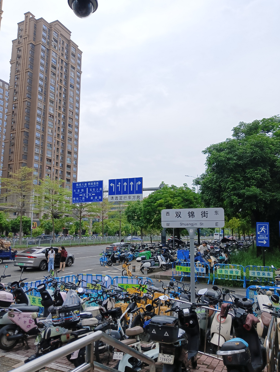 Шэньчжэнь. Огромная парковка электроскутеров. 