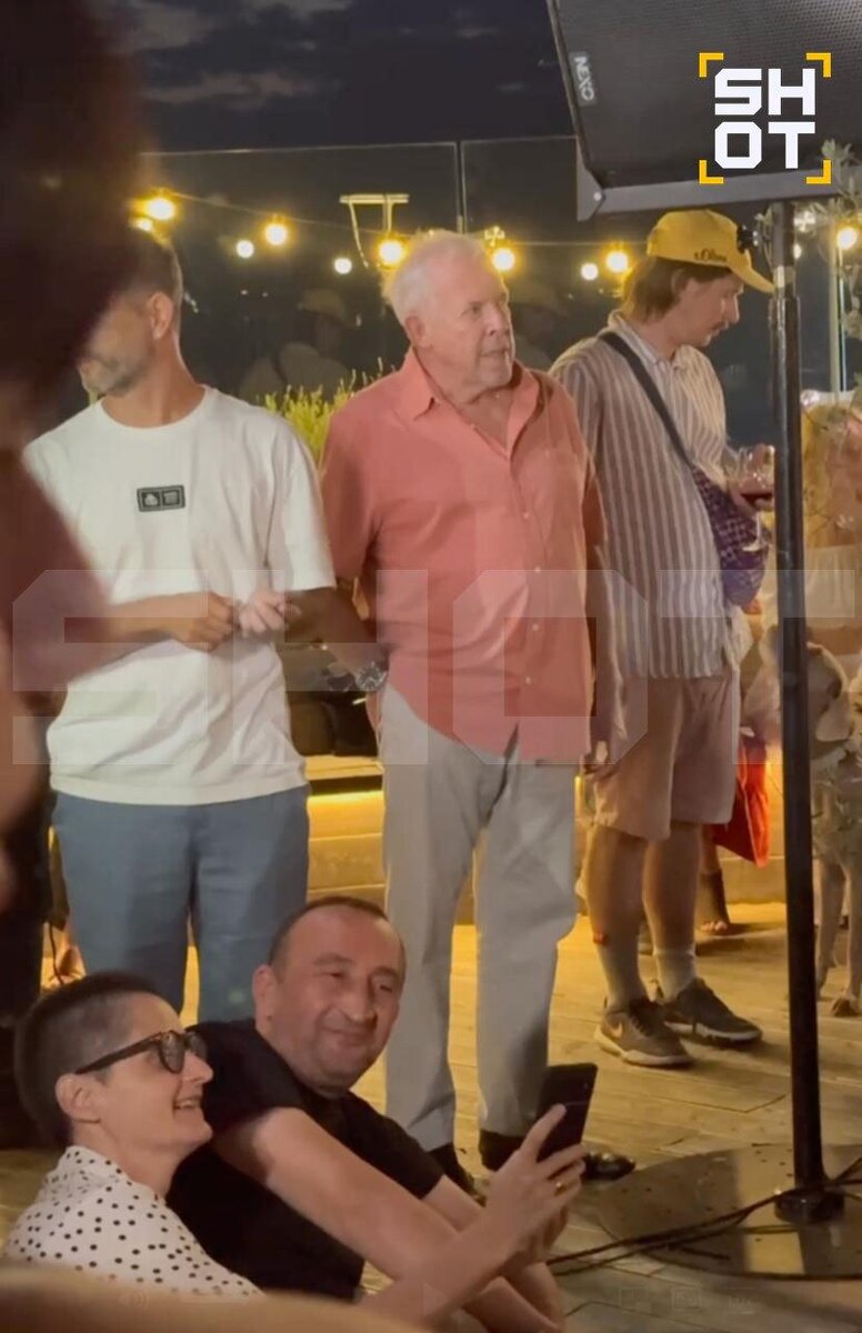    "Полупустая площадка и 3 подсолнуха": Макаревича* не ждали в Грузии