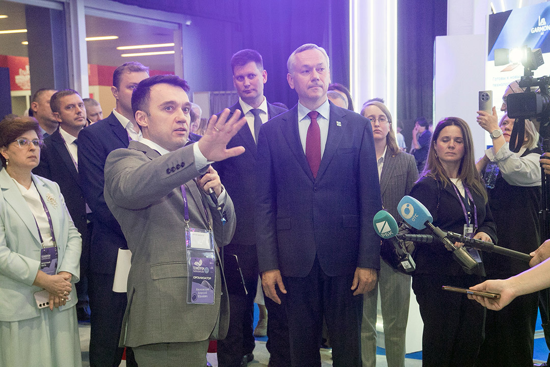    Директор Новосибирского областного инновационного фонда Алексей Низковский (на переднем плане) посвящает губернатора Андрея Травникова (в центре) в подробности венчурной деятельности.  Фото: Михаил Периков