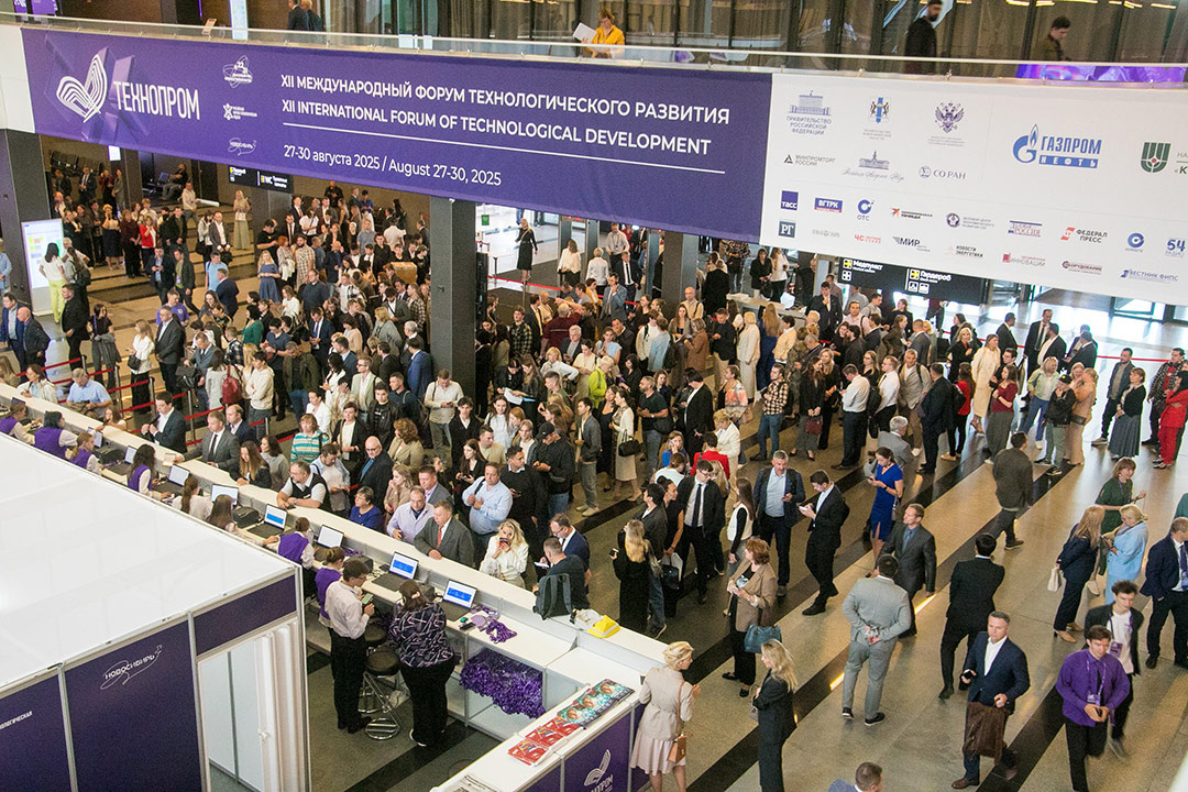    Онлайн регистрация и аккредитация не отменяют традиционные для начала «Технопрома» очереди на получение бейджей. Фото: Михаил Периков