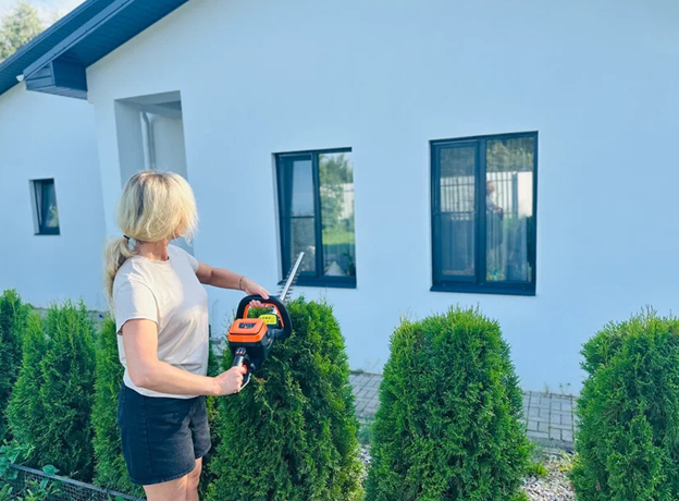 На фото: АКК кусторез YARD FOX® HT 56 B SET 40V- вес всего 5,9 кг.
