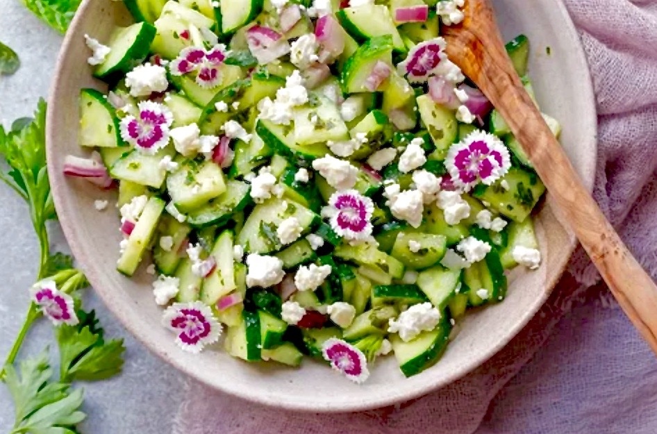 Салат с огурцами.