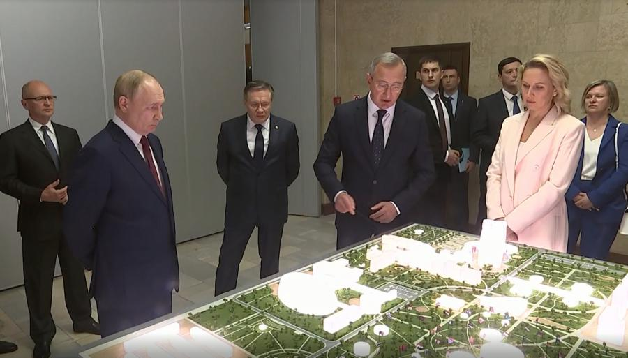Губернатор Калужской области Владислав Шапша представляет Владимиру Путину проект «Обнинск Тех». Фото:  Правительство Калужской области