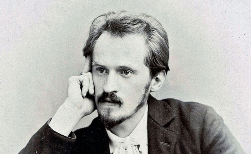 Адамов Григорий Борисович (1886 - 1945), русский и советский журналист и писатель-фантаст. Член Союза Писателей СССР. Автор романов "Победители недр", "Изгнание владыки" и конечно "Тайны двух океанов" (фото взято из открытых источников в Интернете)