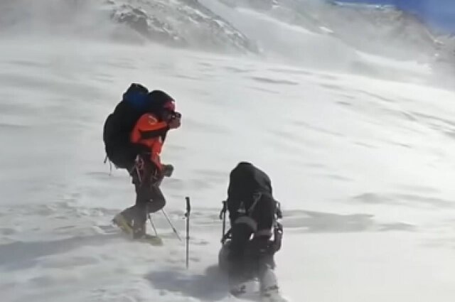    Спасатели недошли до Натальи из-за сложных метеоусловий. Фото: кадр из видео