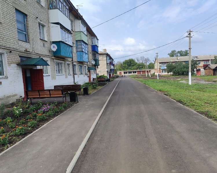     В Курской области завершили благоустройство придомовой территории