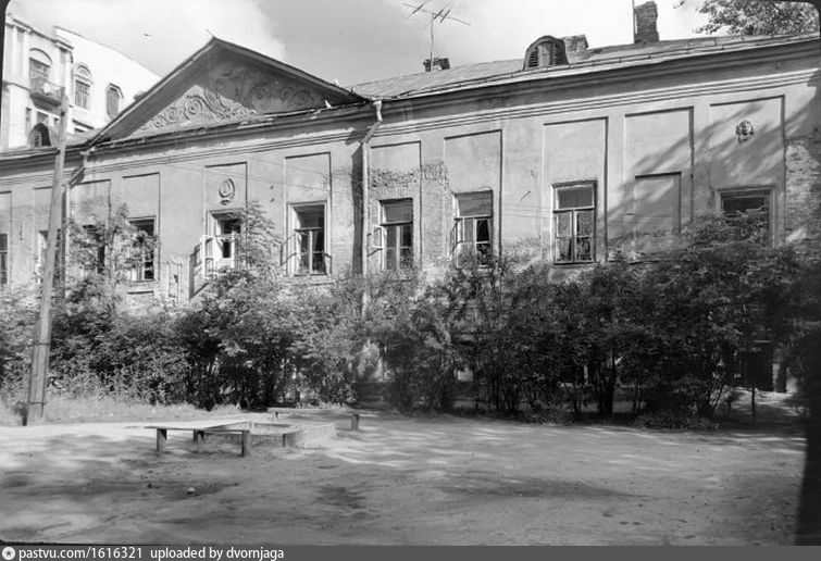 Фото из открытых источников. Дом с палатами XVII века по Большому Козловскому переулку
1957.