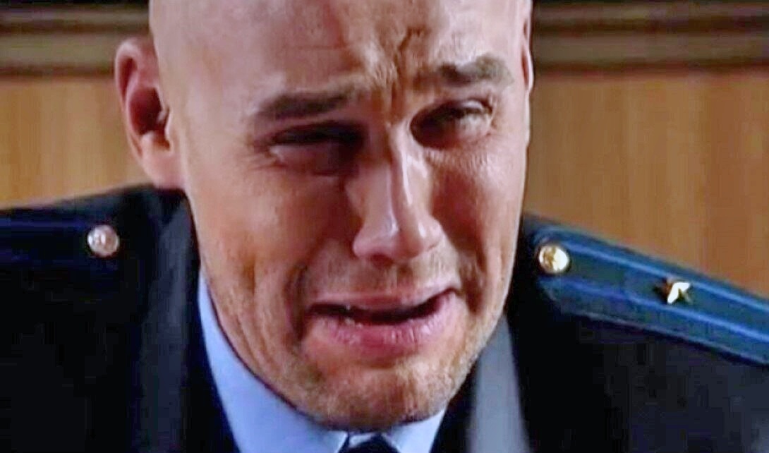 А вот Глухарёв не унывает, что весь сериал проходил майором. Фотокадр из открытых источников.