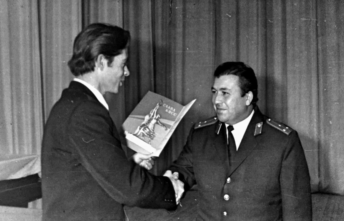 В советское время в списке поощрений Почётная грамота стояла на первом месте. О званиях даже не помышляли... Фото из личного архива автора.