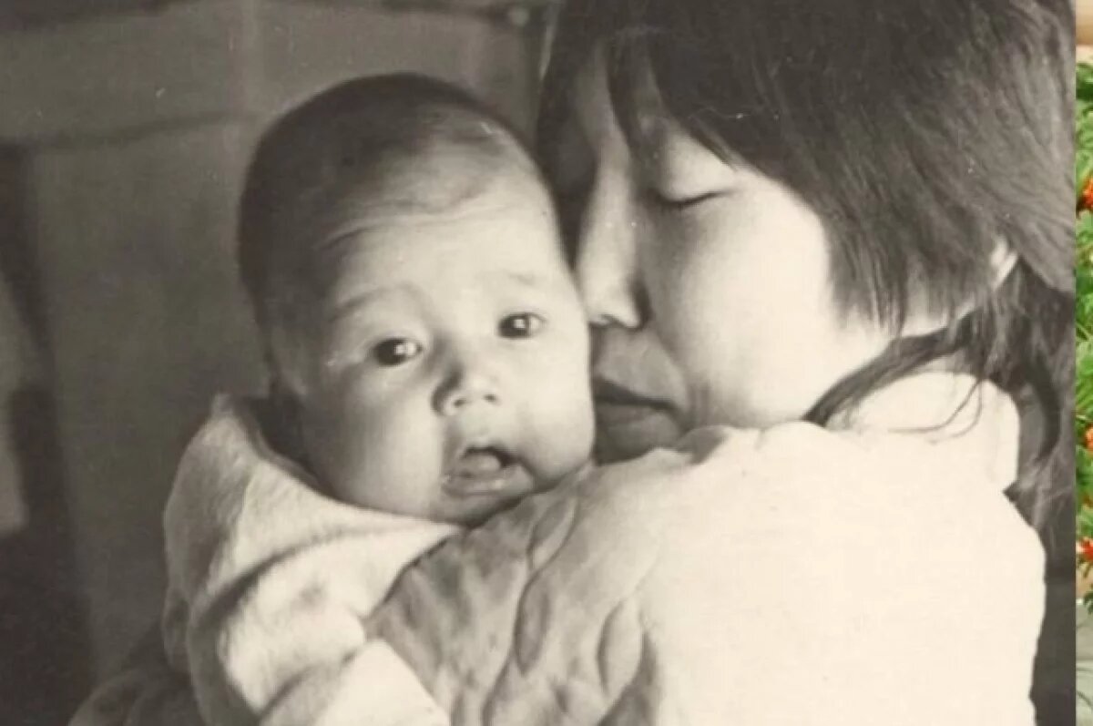    Айсен Николаев в детстве с мамой, Тамарой Николаевой.