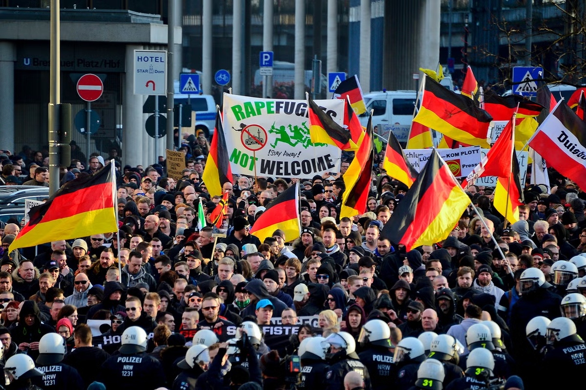 В марше против иммигрантов, совершивших массовые преступления против немецких женщин в канун 2016 года, приняли участие около 1700 человек. Кёльн, Германия, 09.01.2016 г. Источник: Getty Images  