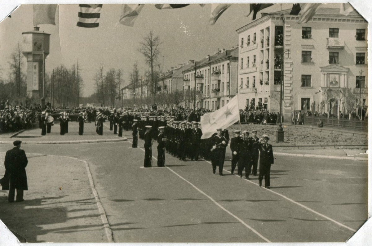 Духовой оркестр военных моряков приводил горожан в восторг