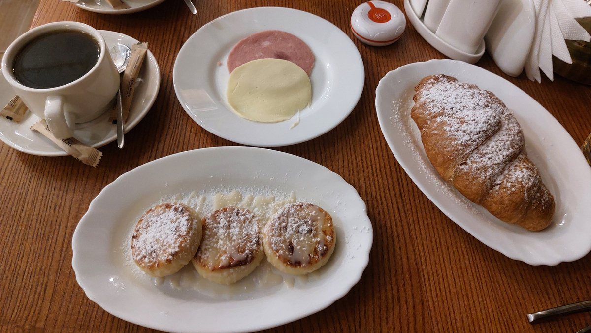 Сырники и круассан на завтрак