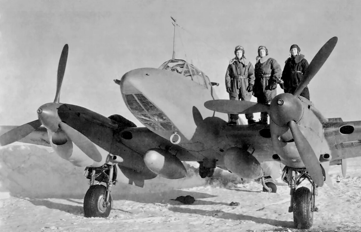 Советский пикирующий бомбардировщик ПЕ-2