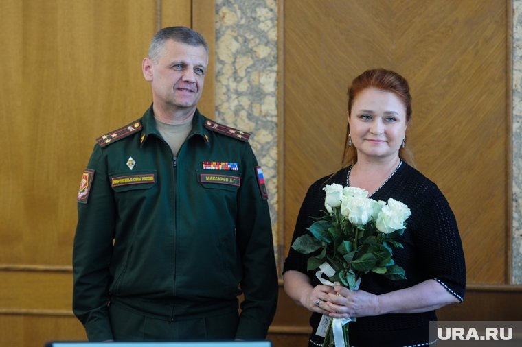 Недавно Лене Колесниковой вручили удостоверение участника боевых действий. Фото: Вадим Ахметов © URA.RU