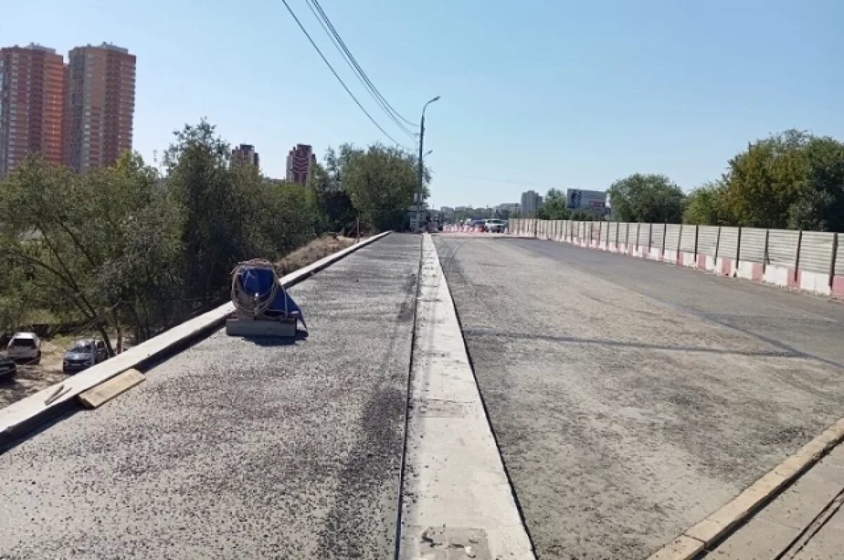    Первый слой асфальта уложили на мосту на Рабоче-Крестьянской в Волгограде