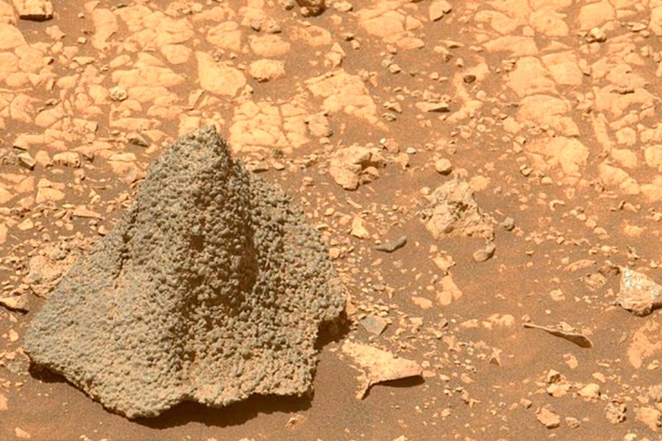    Объект в форме остроконечной шляпы, обнаруженный на Марсе. NASA