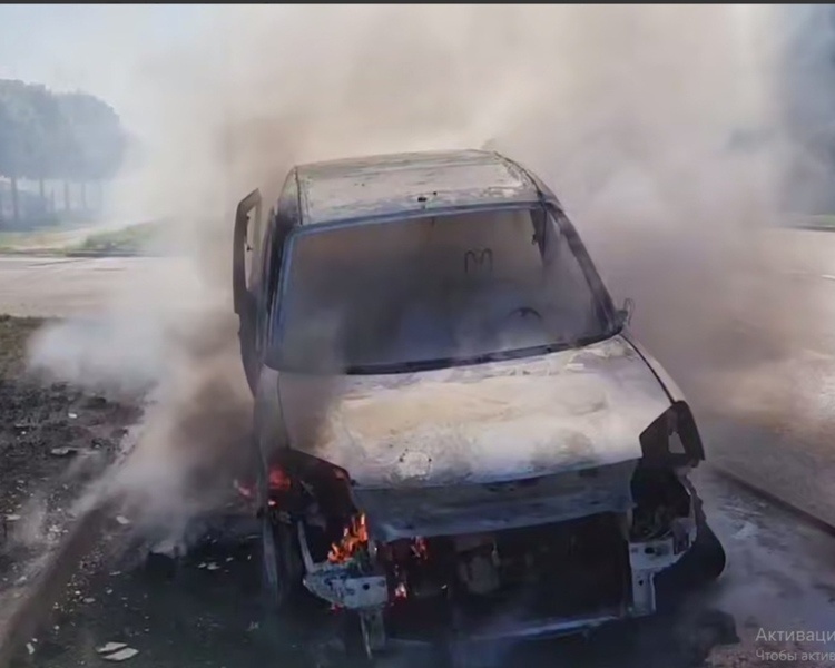     В Курске на улице Карла Маркса потушили горящий автомобиль