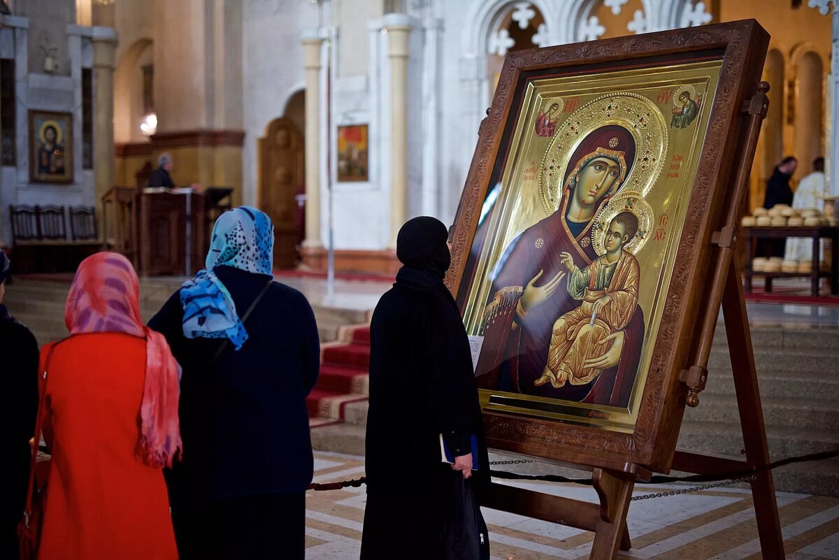 Люди у иконы Божьей Матери в храме Самеба