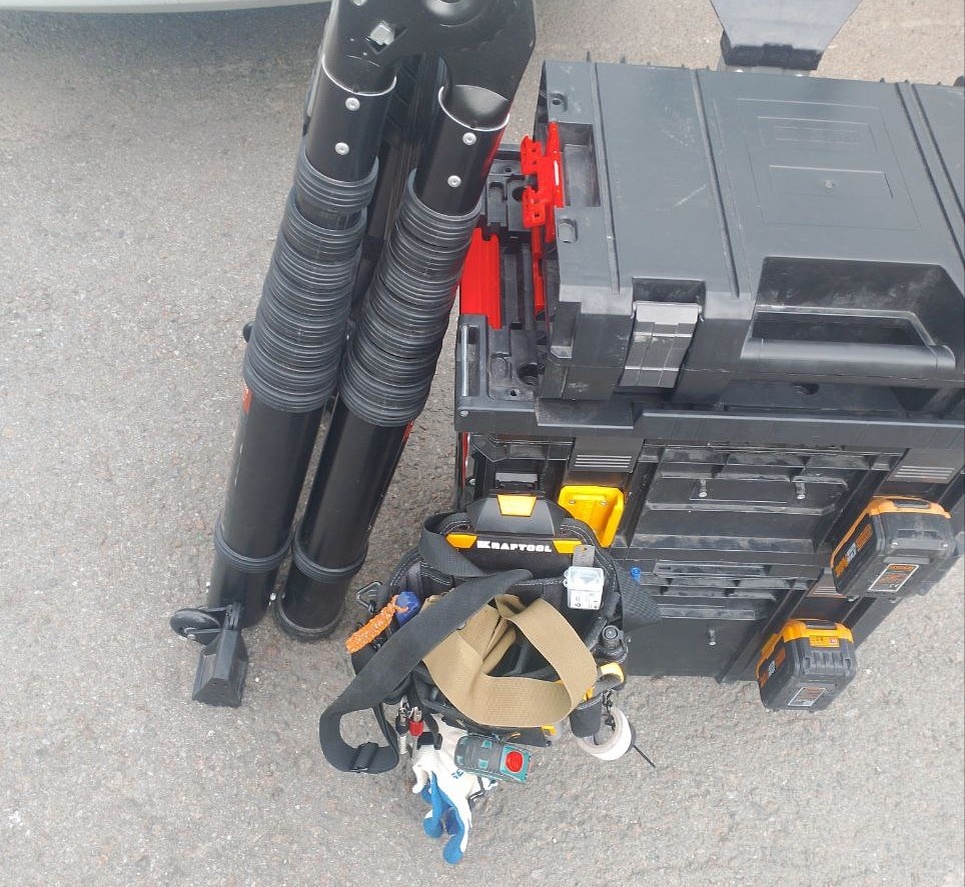 Набор с последнего выезда, на фото нет сумки с рабочей одеждой, прожектора и дуйки  