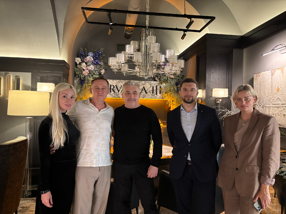 С Еленой Байол (фумелье), Дмитрием Грибовым (СигарТайм), Артёмом Челобаевым (управляющий) и Еленой Бордуковой (арт-директор)