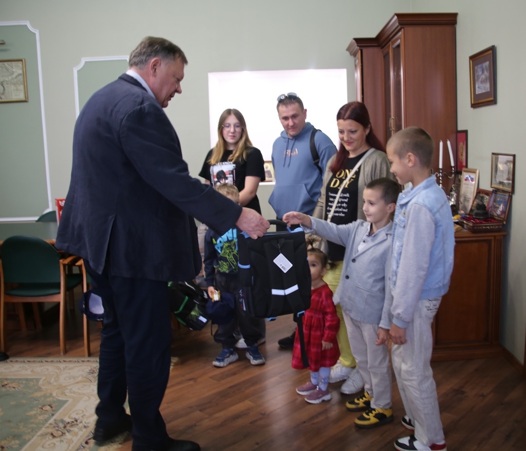 Председатель Тверской Думы подарил первоклассникам портфели