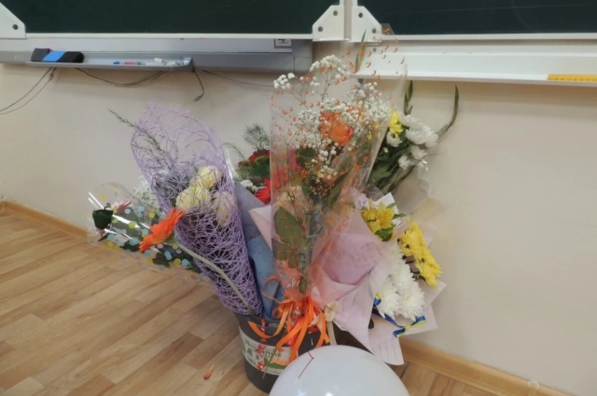    Отказ дарить несколько букетов педагогу обусловлен не только экономическим, но и экологическим фактором