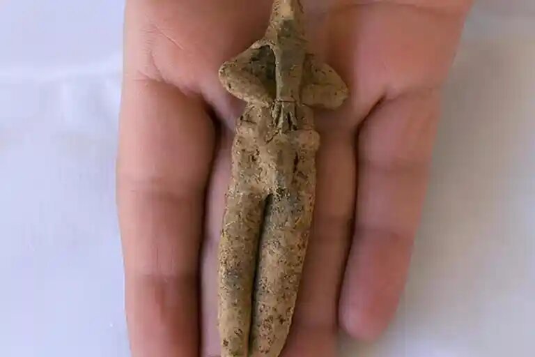    Найденная статуэтка мужчины в лисьей шкуре подчеркивает символическое значение власти / © archaeologs.com