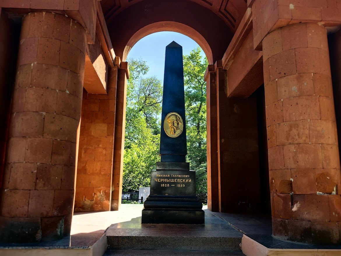 Вначале здесь стояла небольшая часовня, которая позже была перенесена на территорию его дома-музея. Потом был установлен такой мемориал.