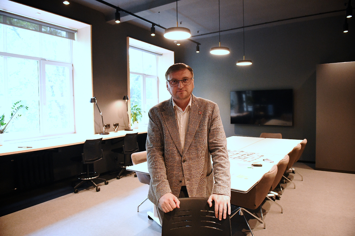 Как пояснил Никита Фомин, новую технологию апробируют на одном из строящися объектов девелопера. Фото: Владимир Петров / пресс-служба УрФУ.