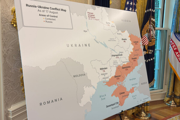 Карта Украины в Овальном кабинете перед началом переговоров Дональда Трампа и Владимира Зеленского / White House  