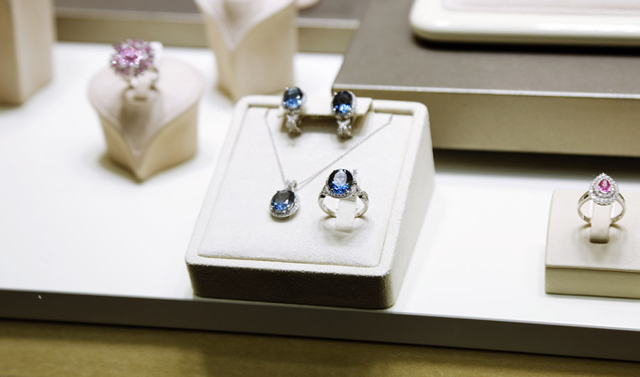 Витрина комиссионного магазина 