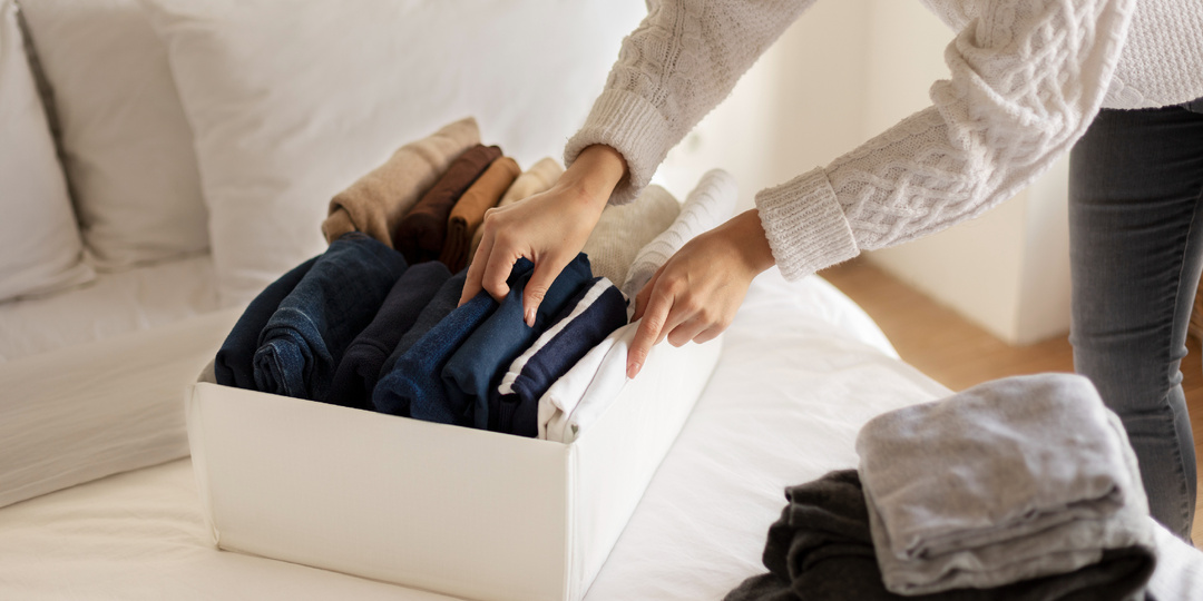 Всё по полочкам: 3 лайфхака, которые помогут правильно убрать летние вещи на зиму