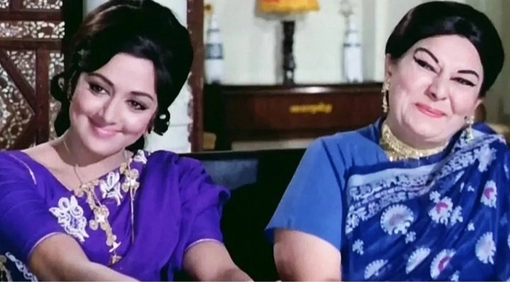 Каушалья в синем, Гита в фиолетовом сари. Кто не знал, в Индии синий цвет носят низкие касты, а фиолетовый– цвет могущества, власти и богатства. А еще это символичный цвет рода Басу. И он Гите очень идет. 