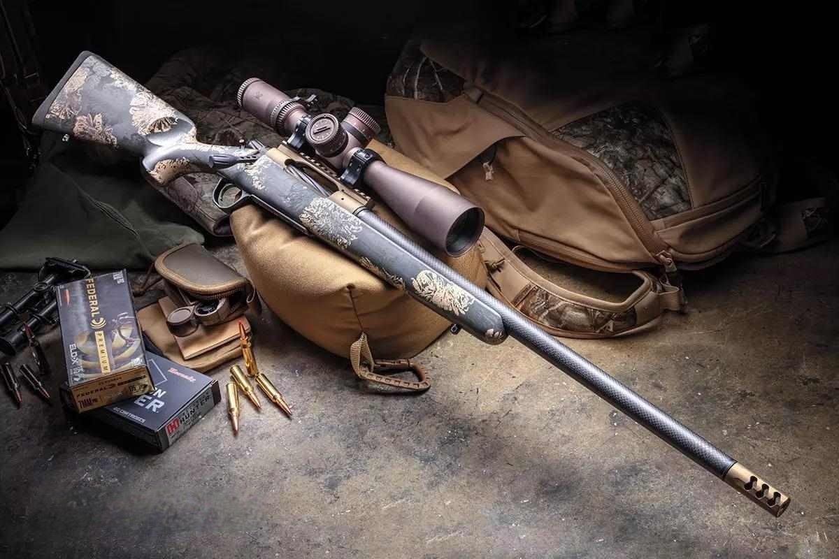 Винтовка Christensen Arms Ridgeline FFT представлена в трех вариантах отделки: с металлическими деталями из нержавеющей стали, в черном цвете Cerakote или в цвете «обожженная бронза». Приклад выполнен из углеродного волокна и доступен в сером, зеленовато-коричневом или ситхинском оттенках. Наш образец дополнительно оснащен оптическим прицелом Vortex Razor HD Gen III FFP с увеличением от 6 до 36x56 мм.