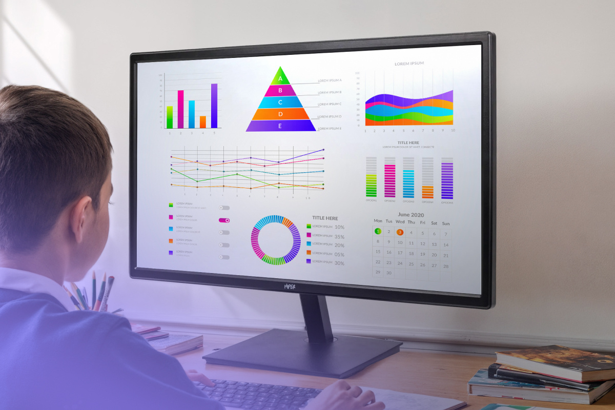 Ученик работает за монитором HIPER